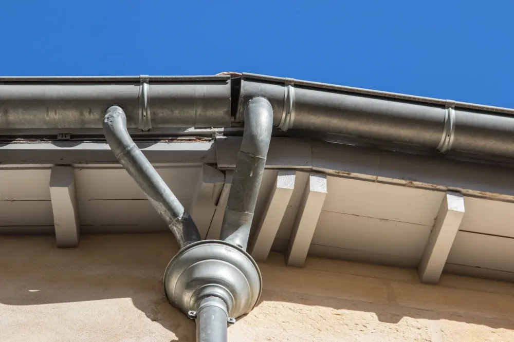 Pose de gouttières à Salaunes